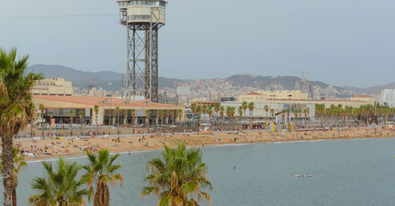 Beachfront Barcelona - ciudad costera famosa y turistica