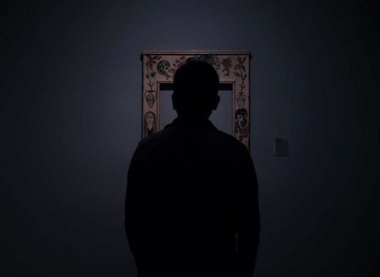 Picasso - silhouette of person facing an empty photo frame